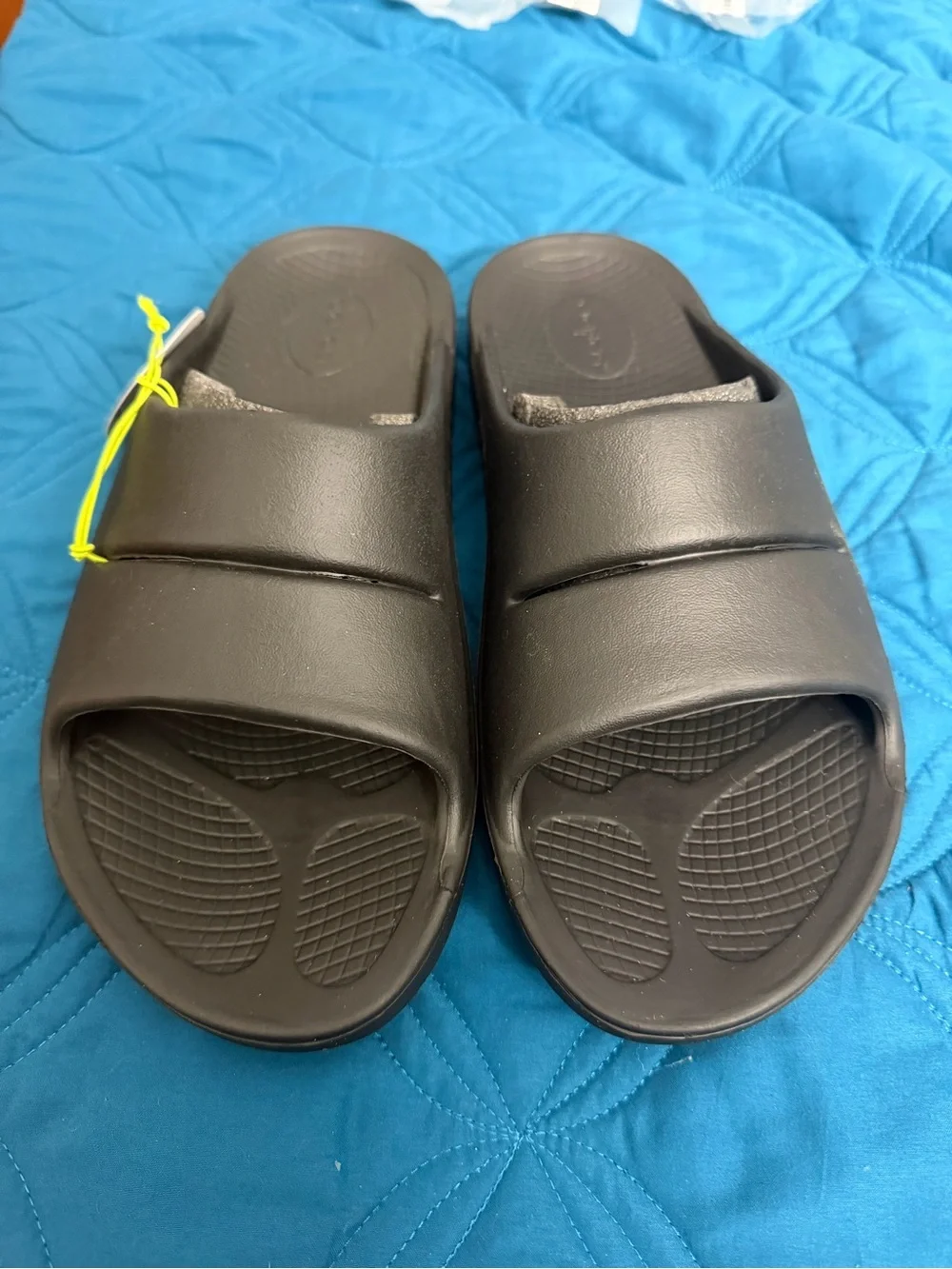 OOFOS Black OOAHH Sandals - Comfortable Lightweight Slip-On